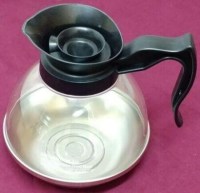 Filtre çay makinası sürahileri süt servis sürahileri filtre kahve sürahileri modellerinden polikarbonat malzemeyle üretimi yapılmış filtre çay kahve makinası sürahisinin alt tabanı imalatı paslanmaz metalden yapılmıştır