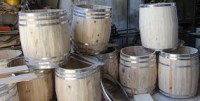 Zeytin Fıçısı:Zeytinyağı fıçı modelleri ahşap fıçılar masif ağaç fıçılarından 20 litrelik kapasitesi olan zeytin fıçısının üretimi kaliteli meşe ağacının masif ahşabından yapılmış olup dekorasyon maksatlı kullanılabileceğiniz gibi pekmez saklama fıçısı z